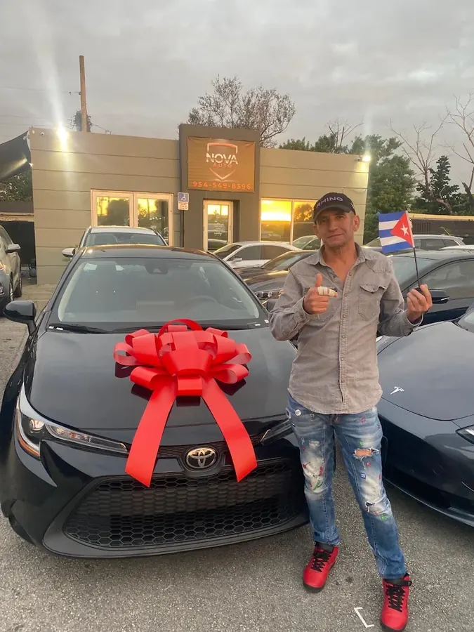 Cliente feliz recibiendo su Toyota Corolla en Nova Auto